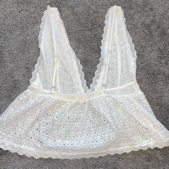 White Cropped Top with Open Back — Shein — size L - Picture 2 of 3